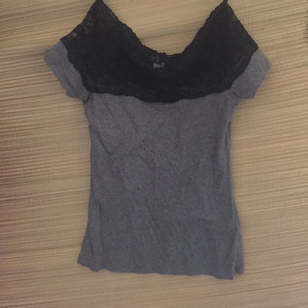 H&M Gray top with Black Lace Trim 💙